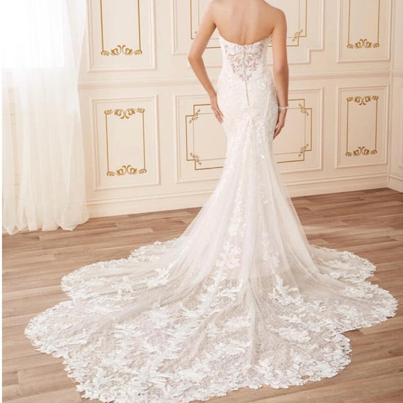 Elegant White Lace Wedding Dress - Picture 2 of 4